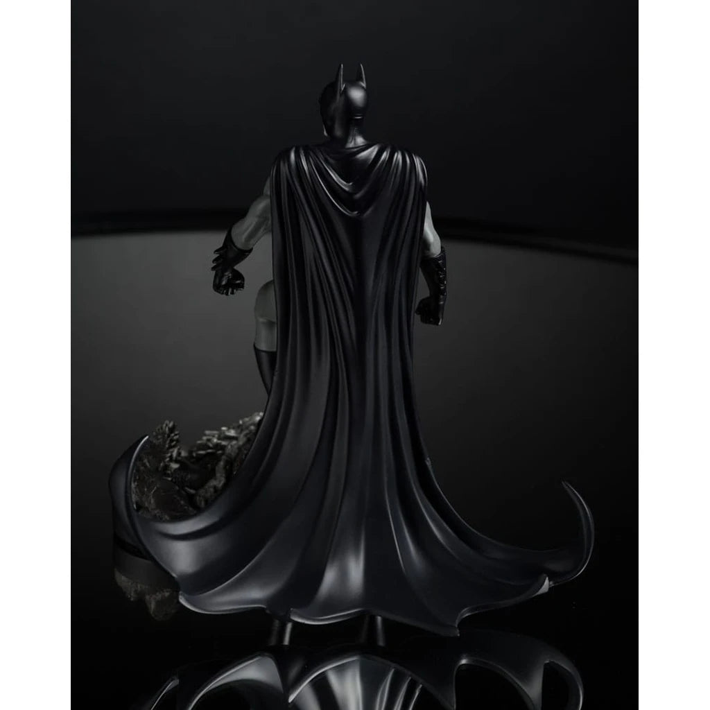 DC Direct Statue 1/10 Batman by Bjorn Barends (Black White) 18 cm
